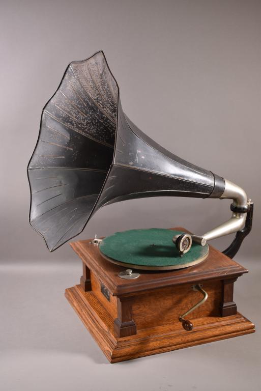 VICTOR TABLE TOP AM. OAK PHONOGRAPH W/ HORN (1 of 4)