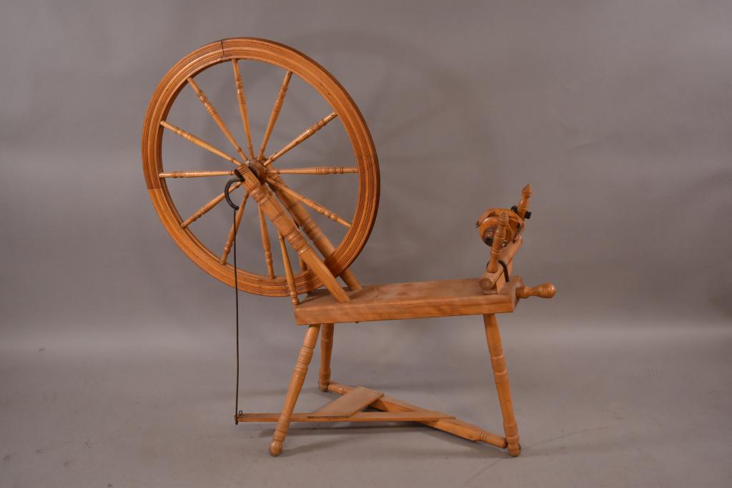 ANTIQUE SPINNING WHEEL (1 of 4)