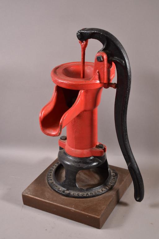 ANTIQUE CHANDLER CAST IRON WATER PUMP (1 of 4)