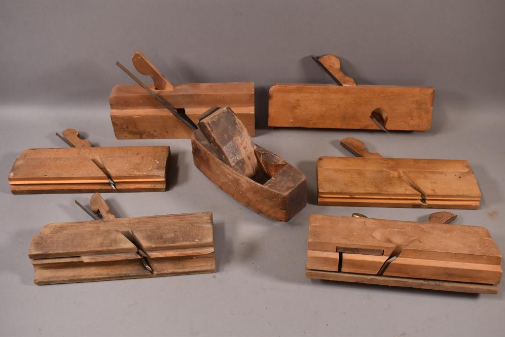 7 WOOD PLANES: NO MARKINGS, VARIOUS SIZES. ORIGINAL AS FOUND CONDITION. UNKNOWN IF COMPLETE.