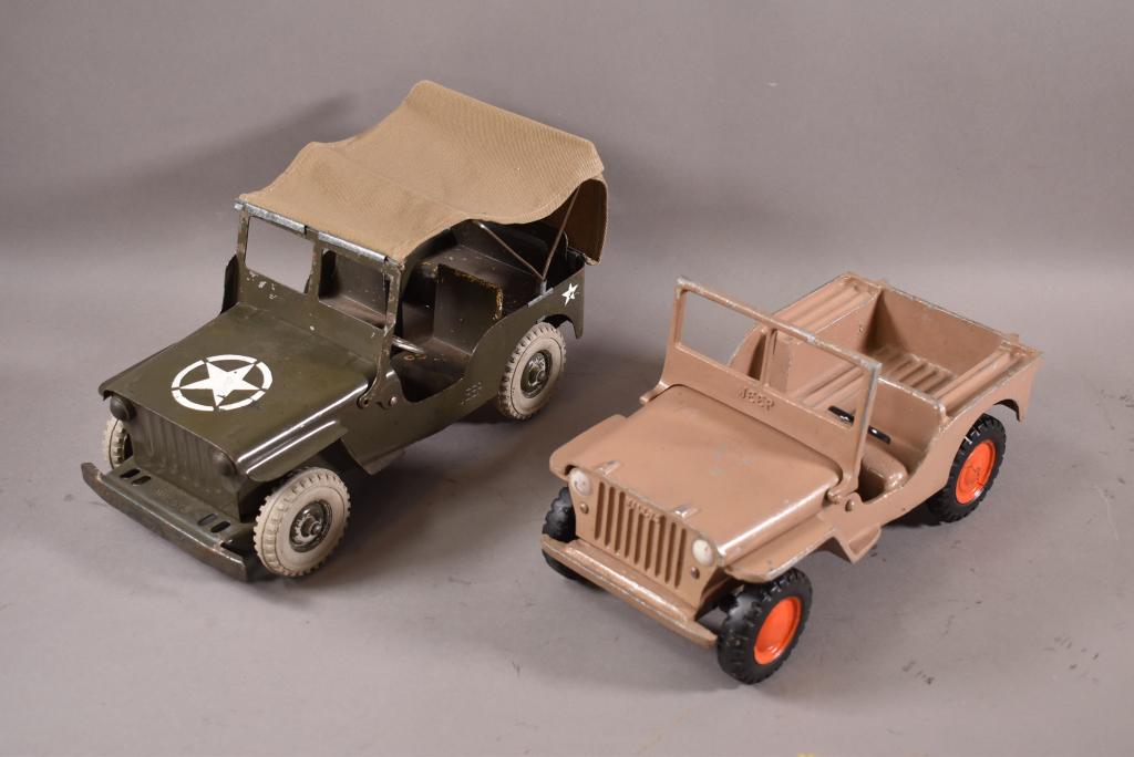 2 TOY ARMY JEEPS (1 of 3)