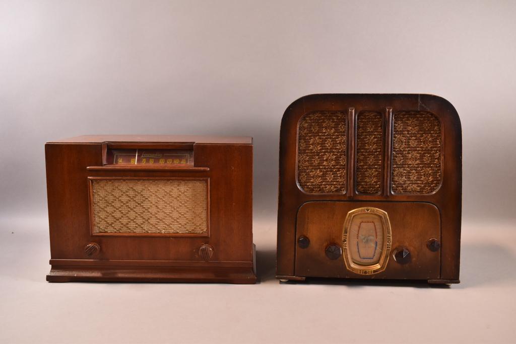 2 VINTAGE TABLE TOP RADIOS (1 of 17)