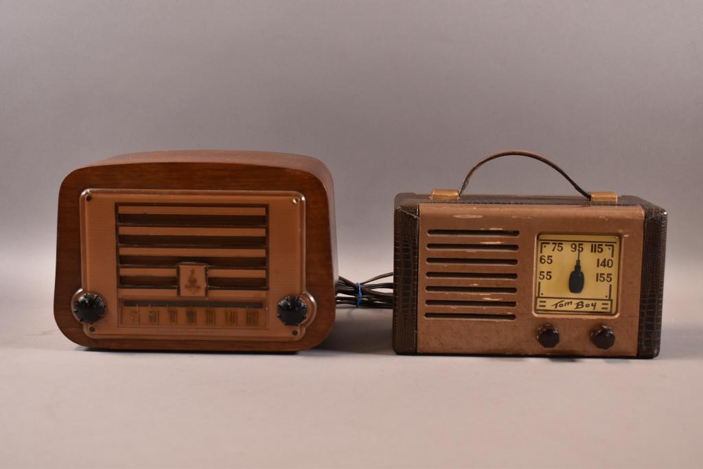2 SMALL VINTAGE TABLE TOP RADIOS (1 of 8)