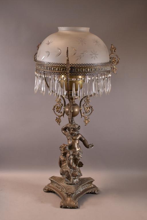 LARGE VICTORIAN STYLE PUTTI TABLE OIL LAMP (1 of 7)