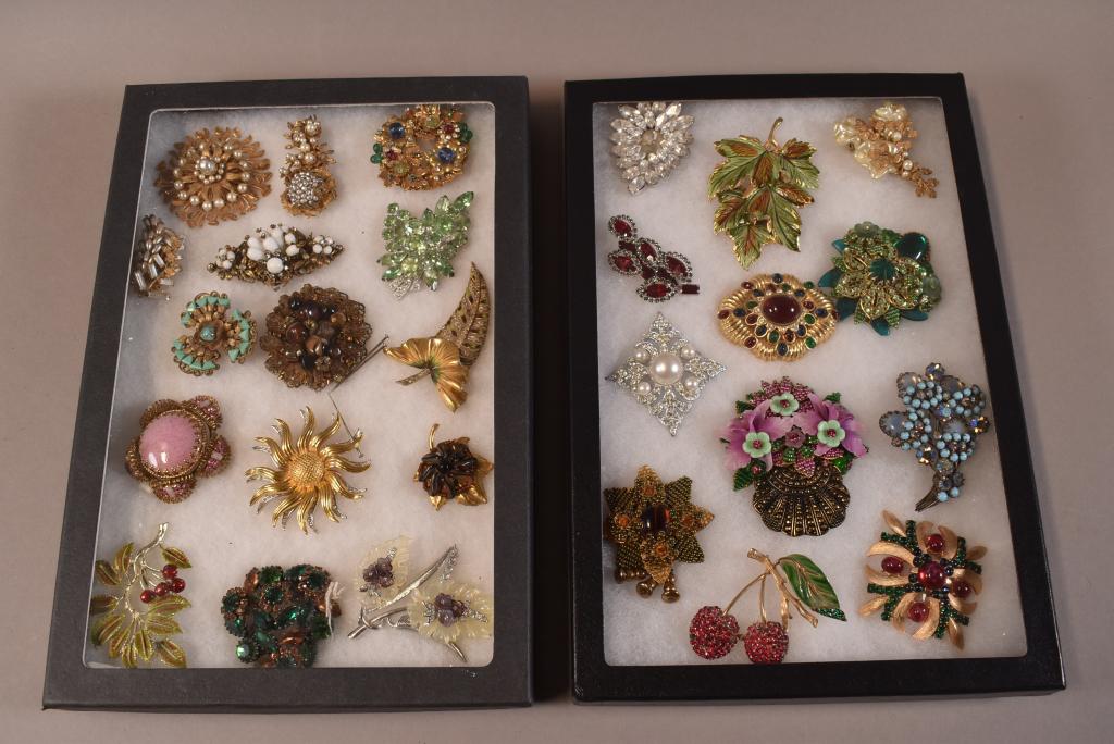 27 PIECES OF COSTUME JEWELRY (1 of 3)