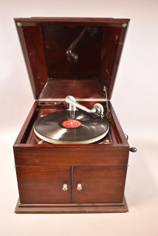 1900'S MAHOGANY TABLE TOP RECORD PLAYER (1 of 4)