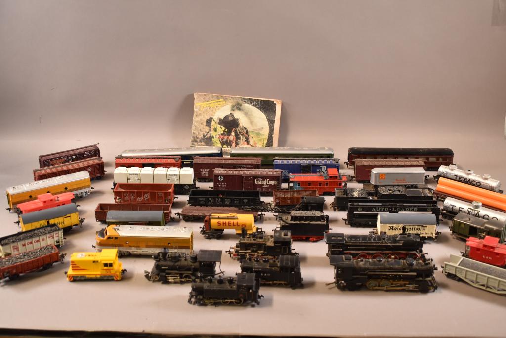 LARGE LOT OF H.O. GAUGE TRAINS (1 of 9)