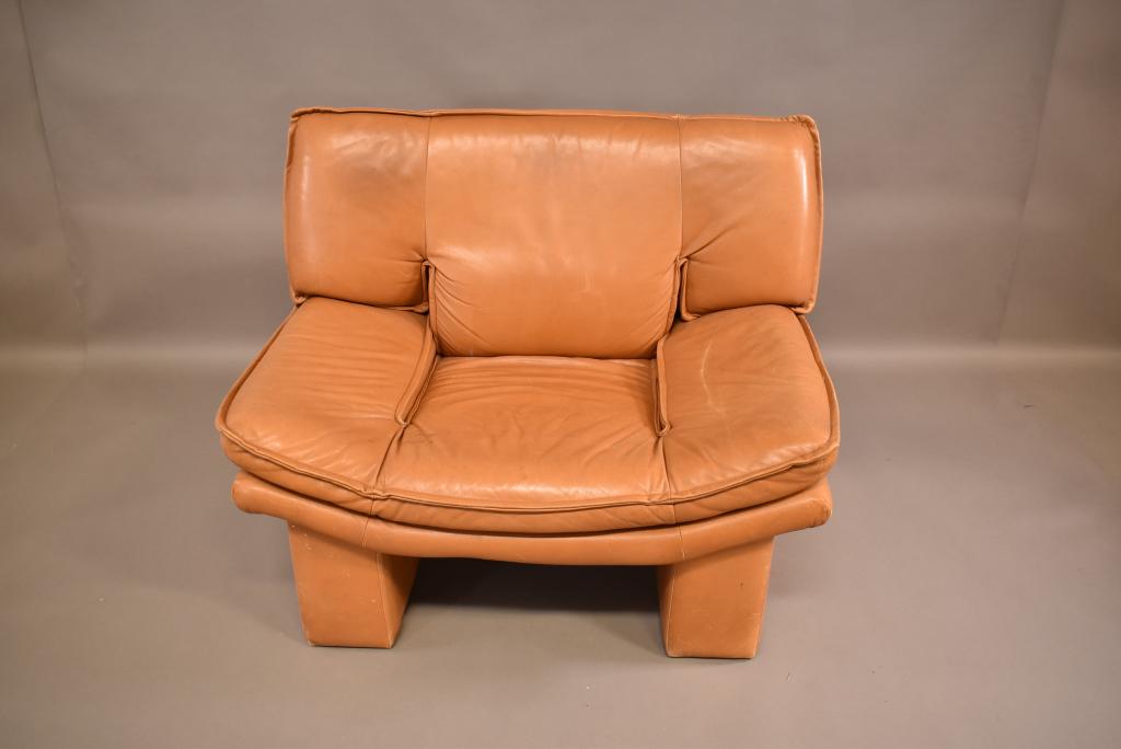 UNSUAL MID CENTURY LEATHER LOUNGE CHAIR (1 of 5)