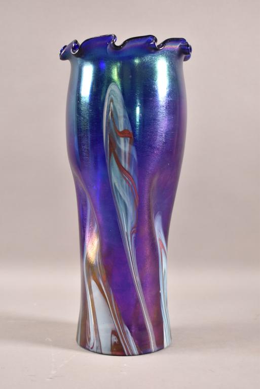 ART GLASS RUFFLED EDGE VASE (1 of 3)