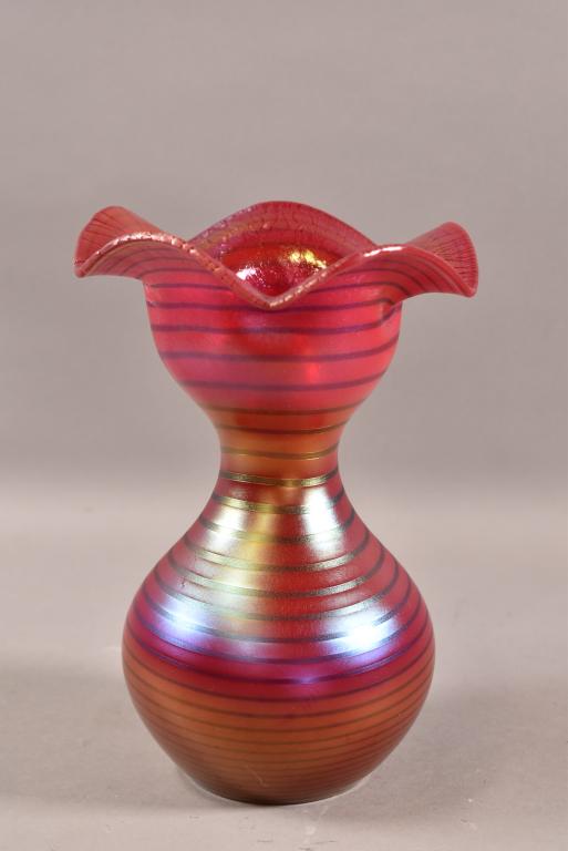 SIGNED STEUBEN ART GLASS VASE (1 of 5)
