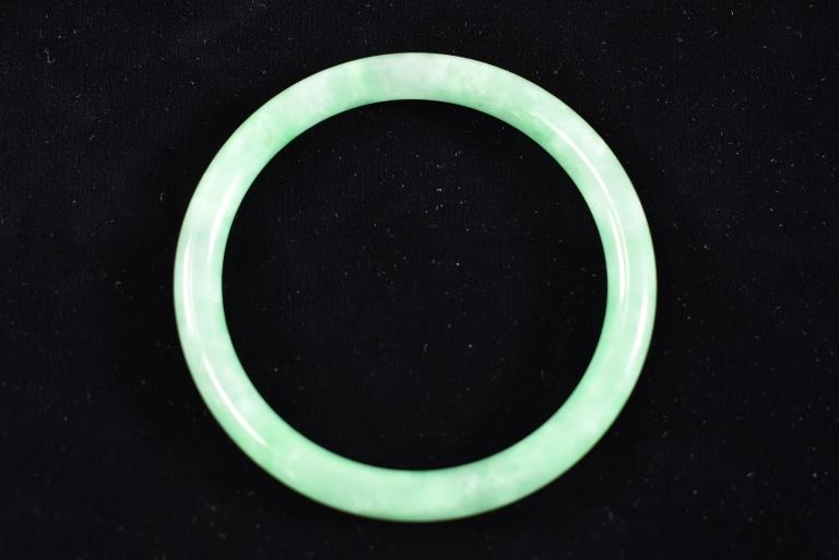 CHINESE JADEITE BRACELET (1 of 2)