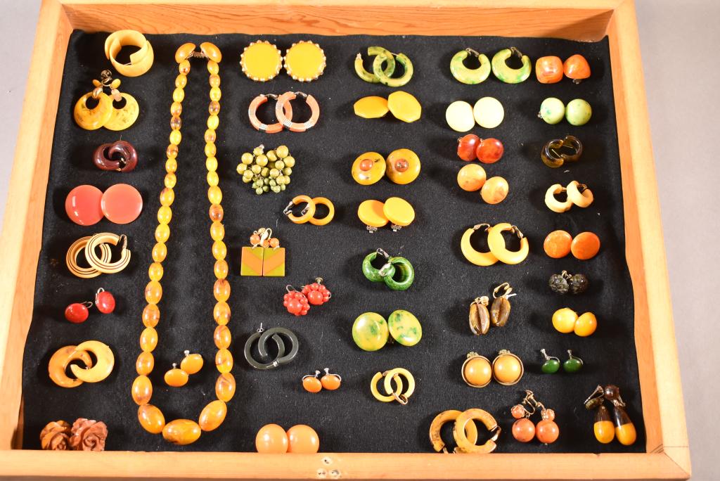 42 PIECES OF VINTAGE COSTUME JEWELRY (1 of 5)