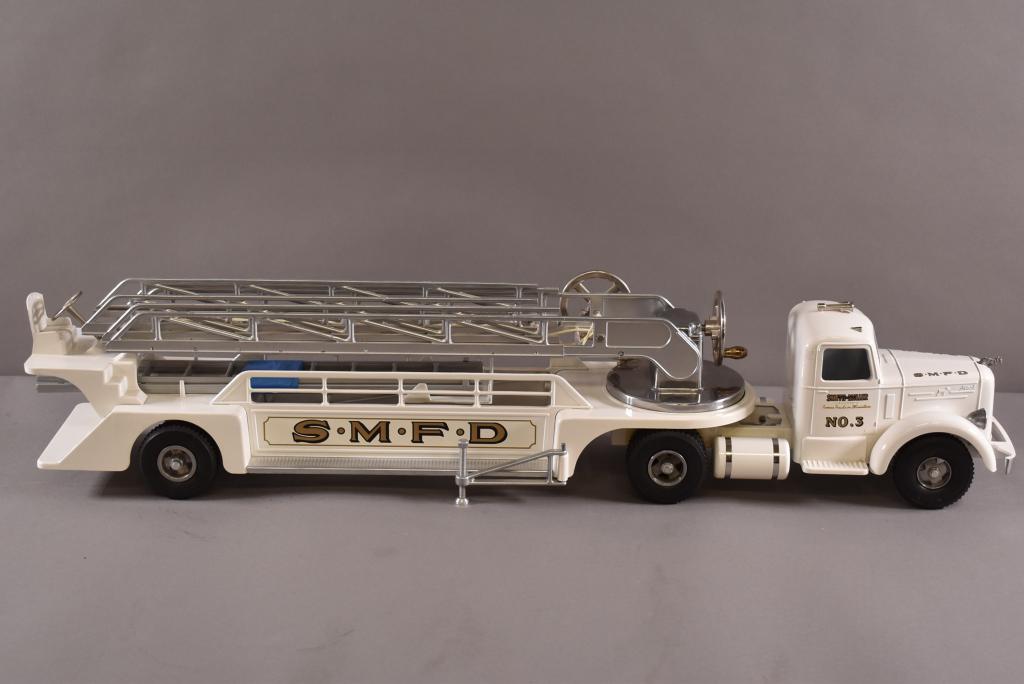 RESTORED SMITH MILLER HOOK & LADDER FIRE TRUCK (1 of 5)