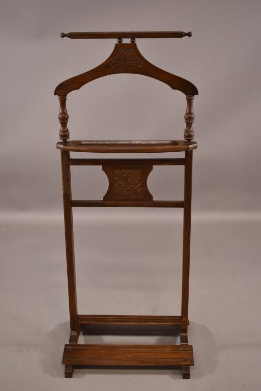 ANTIQUE OAK VALET: OAK GENTLEMENS VALET. CAVRED SURFACE. FINISH IN GOOD OVERALL CONDITION. 45" H. THIS ITEM EXCEEDS SIZE LIMITATIONS FOR IN HOUSE SHIPPING.