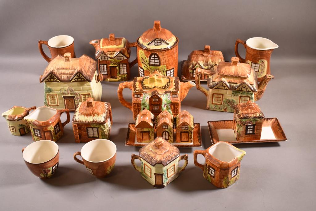 21 PIECES OF COTTAGE WARE: PRICE KENSINGTON ENGLISH MADE IN ENGLAND COTTAGE WARE. INCLUDING TEA POTS, CREAMERS AND SUGARS, CUPS. SOME CHIPS TO LIDS AND UNDER LIPS.