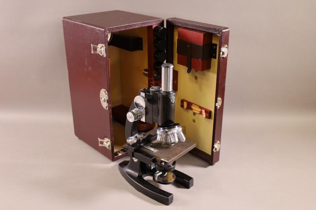 BAUSCH & LOMB MICROSCOPE IN CASE (1 of 5)
