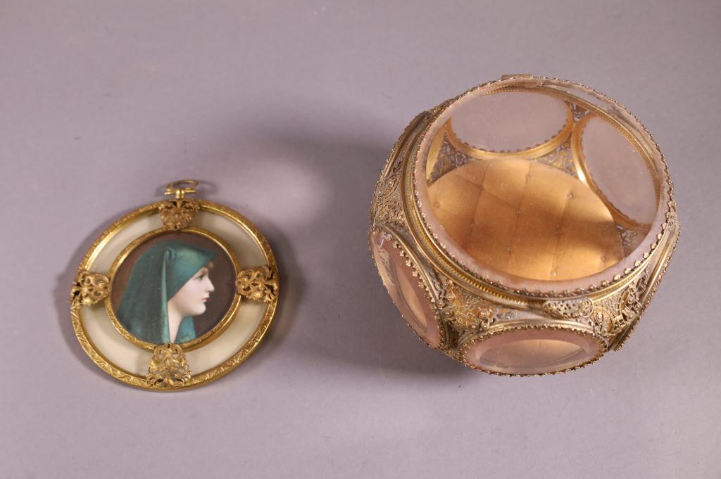 FRENCH STYLE GOLD GILT DRESSER BOX & SMALL PRINT (1 of 3)