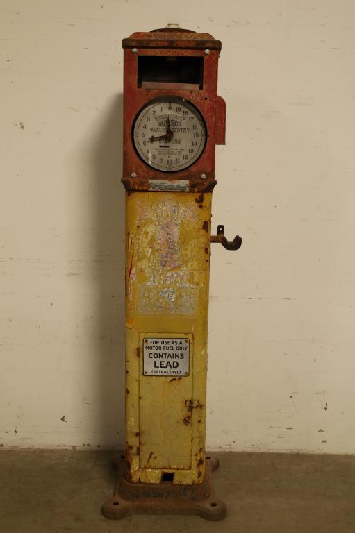 BOWSER MODEL 318 CLOCK FACE GAS PUMP (1 of 5)