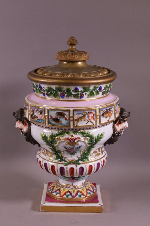 CAPODIMONTE LIDDED URN (1 of 6)