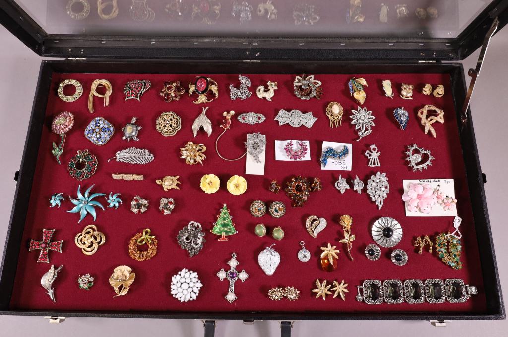 APPROX 60 PIECES OF SIGNED COSTUME JEWELRY (1 of 6)