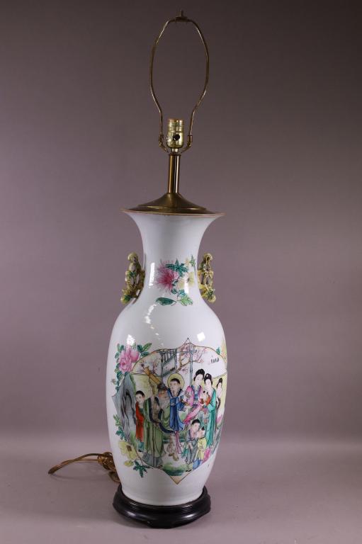 LARGE CHINESE PORCELAIN TABLE LAMP (1 of 2)