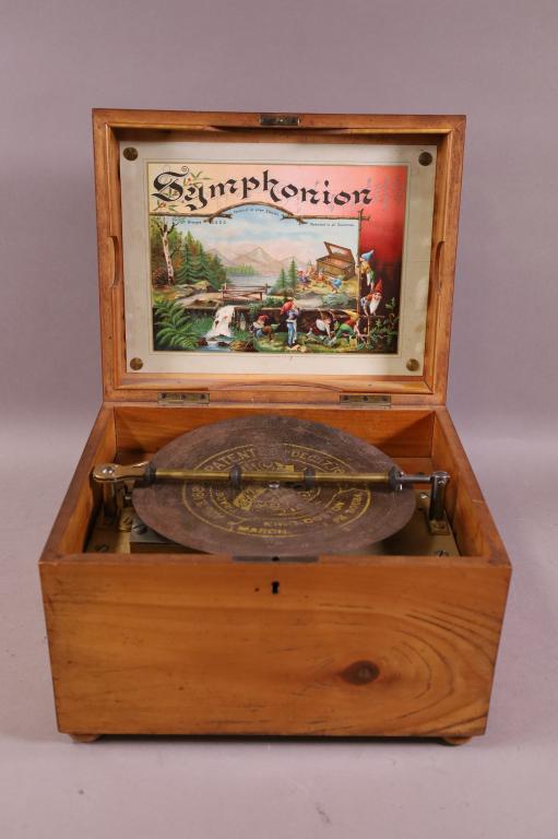 SYMPHONION DISC MUSIC BOX: HAS KEY AND CRANK. IN WOOD CASE. SINGLE COMB ALL TEETH AR IN GOOD CONDITION. (6) 7 1/2" DISCS. WORKING CONDITION. 10" x 7"