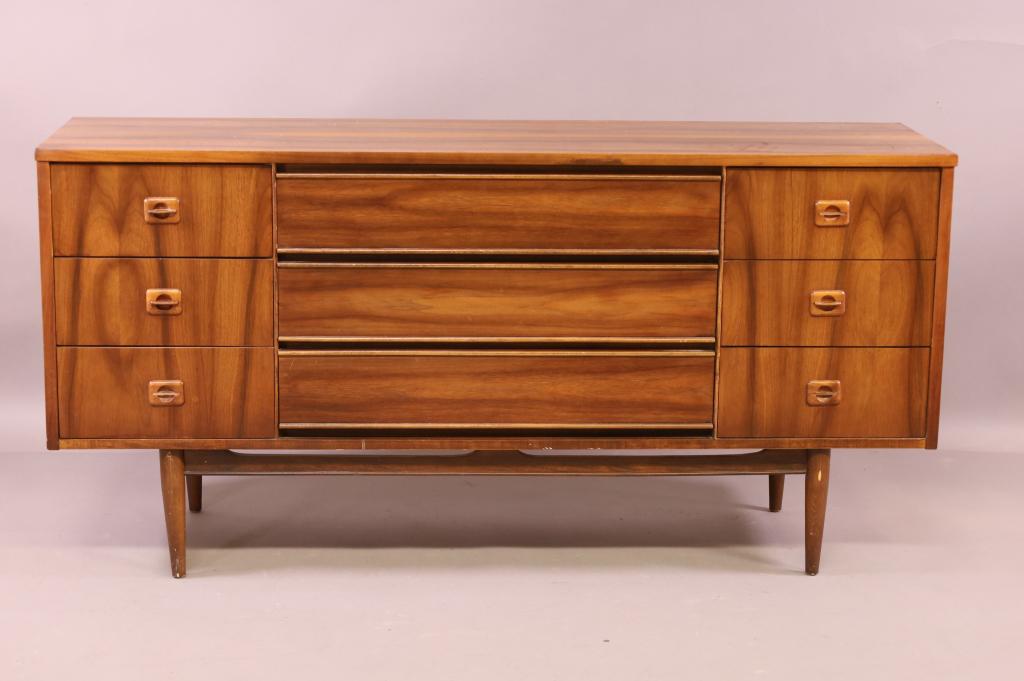 MID CENTURY MODERN DRESSER OR CREDENZA (1 of 8)