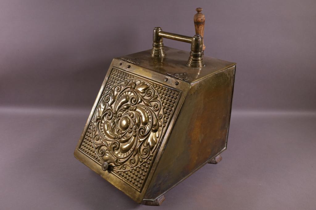 ANTIQUE BRASS COAL SCUTTLE (1 of 5)