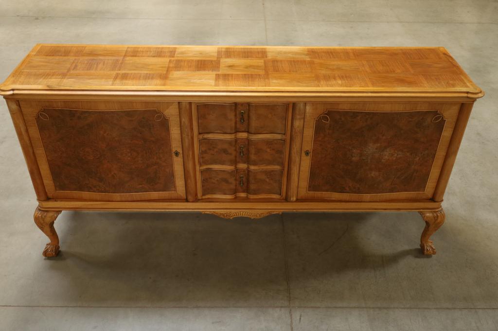 LARGE ANTIQUE CLAW FOOT BUFFET (1 of 8)