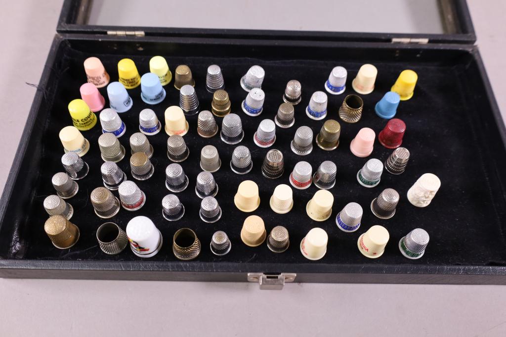 COLLECTION OF THIMBLES: APPROX. 70 THIMBLES. PLASTIC ADVERTISING , METAL AND PORCELAIN THIMBLES. SHOWCASE NOT INCLUDED.