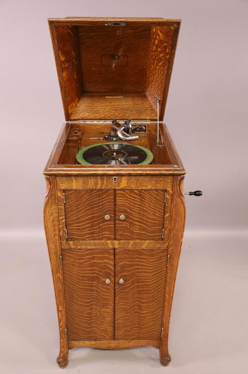 1900'S AM. OAK VICTOR FLOOR MODEL VICTROLA (1 of 8)
