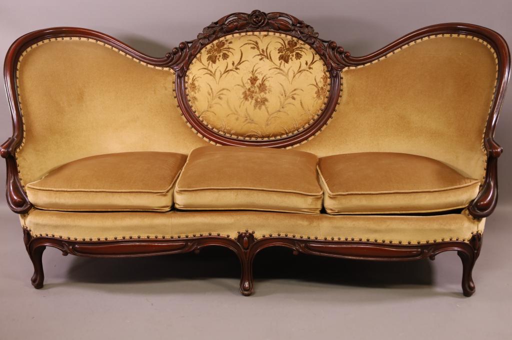 VICTORIAN STYLE SOFA (1 of 4)
