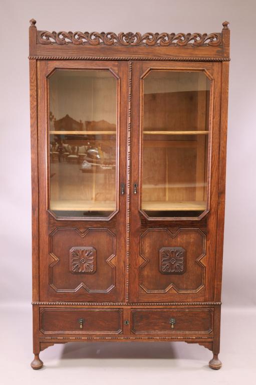 1910'S 2 DOOR OAK BOOKCASE (1 of 3)
