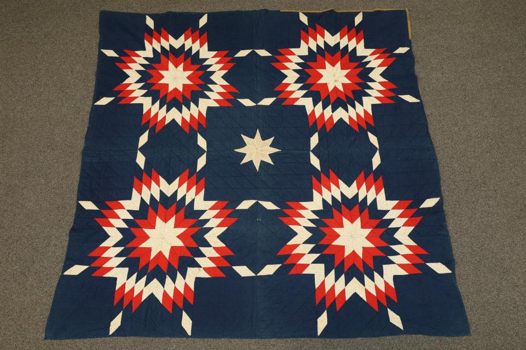 ANTIQUE HANDMADE QUILT (1 of 4)
