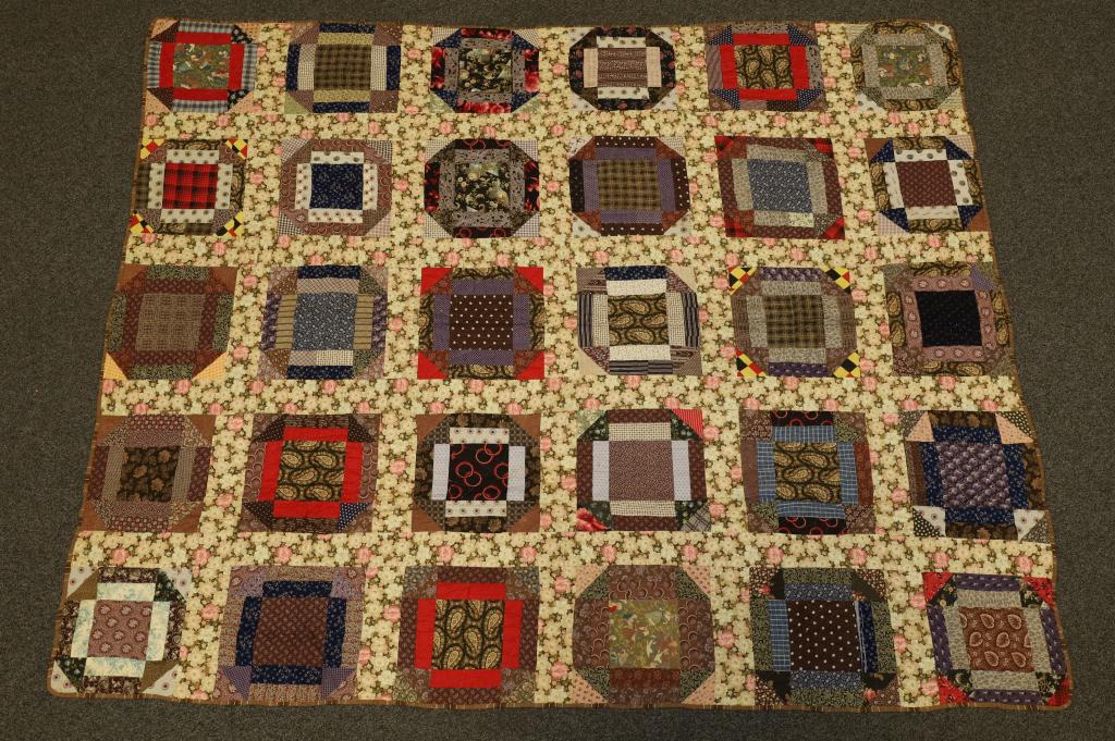ANTIQUE HANDMADE QUILT (1 of 3)