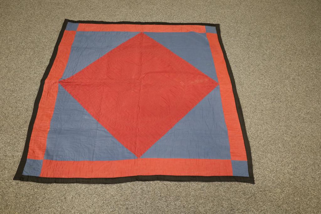 ANTIQUE PENNSYLVANIA AMISH QUILT (1 of 3)