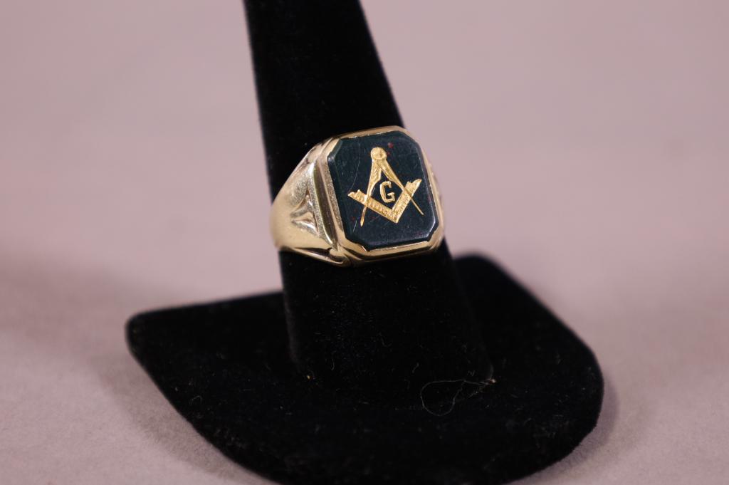 14KT GOLD MASONIC RING (1 of 2)
