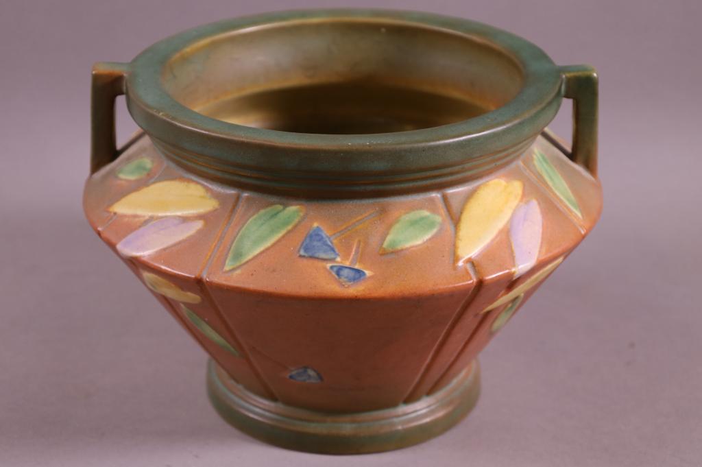 ROSEVILLE FUTURA POTTERY JARDINIERE (1 of 4)