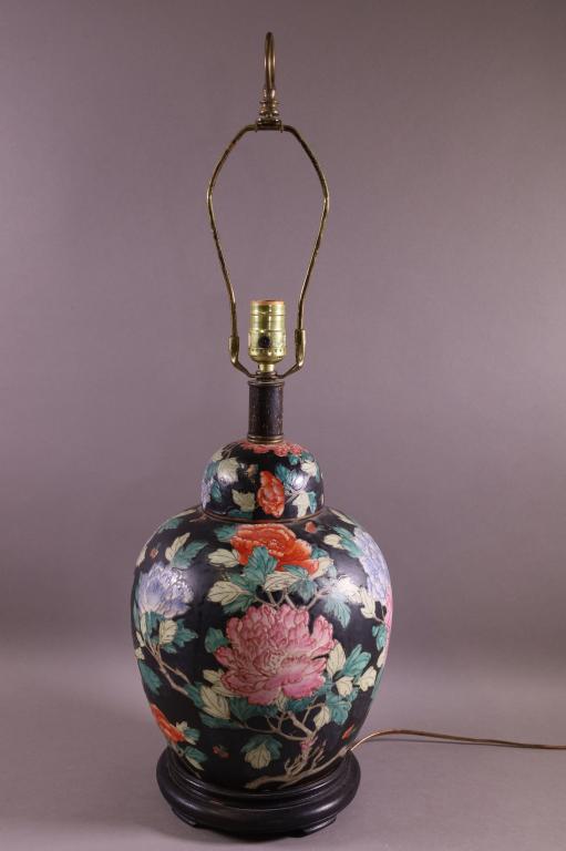 LARGE CHINESE PORCELAIN TABLE LAMP (1 of 3)