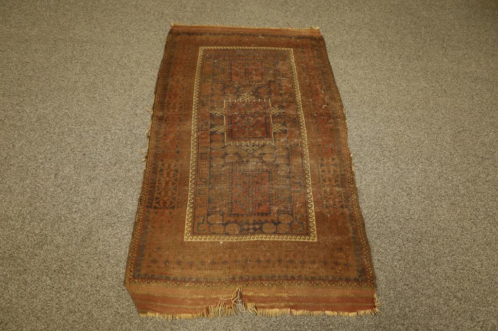 ANTIQUE HANDMADE PERSIAN RUG: APPROX. 5' X 2'9" HAS WEAR AND EDGE DAMAGE. NEEDS TO BE CLEANED.