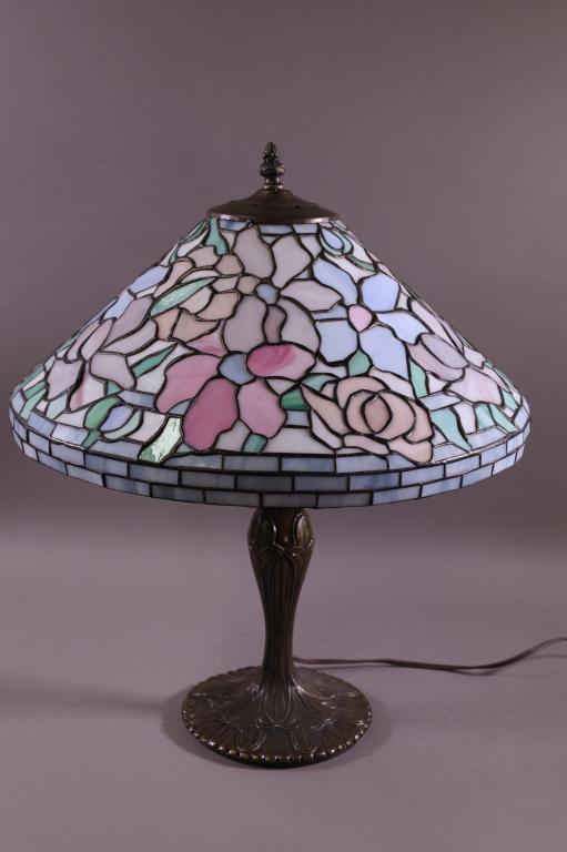 TIFFANY STYLE TABLE LAMP (1 of 2)