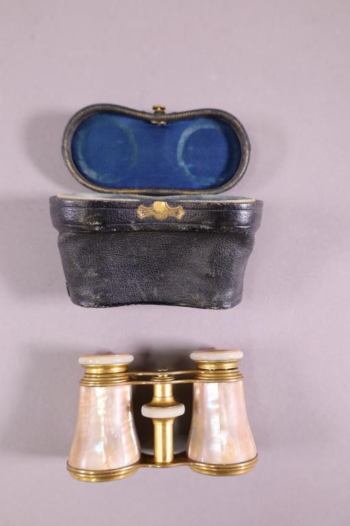 PAIR OF ANTIQUE FRENCH OPERA GLASSES: FRENCH OPERA GLASSES WITH MOTHER OF PEARL AND ORIGINAL CASE. GOOD CONDITION.