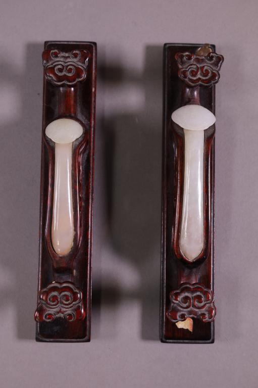 PAIR OR CHINESE JADE SCEPTERS (1 of 5)