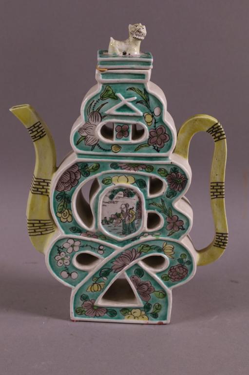 CHINESE PORCELAIN TEA POT (1 of 3)