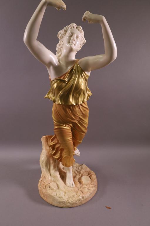 LARGE ROYAL WORCESTER FIGURINE (1 of 5)