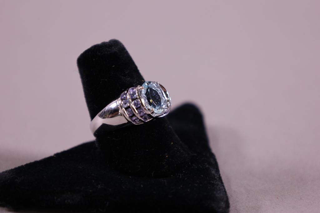 10K WHITE GOLD RING: SIZE 7. LARGE CZ CENTER STONE.