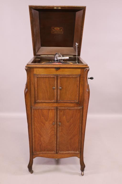 VICTOR TALKING MACHINE: VICTOR VICTROLA MODEL VV-100. SER. 168594. FLOOR MODEL VICTOR VICTROLA. CASE HAS BEEN REFINISHED. NO KEY. MOTOR DOES CRANK AND TURNS. 22" W x 22" D x 44" H. THIS ITEM EXCEEDS SIZE LIMITATIONS FOR IN H