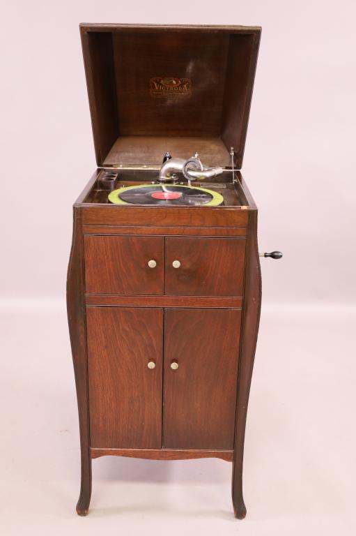 VICTOR VICTROLA: MAHOGANY CASED VICTOR VICTROLA MODEL VV-80. SER. 868. WORKING, HEAD IS LOOSE. WEAR TO FINISH. 17 1/2" W x 20" D x 40" H. THIS ITEM EXCEEDS SIZE LIMITATIONS FOR IN HOUSE SHIPPING.