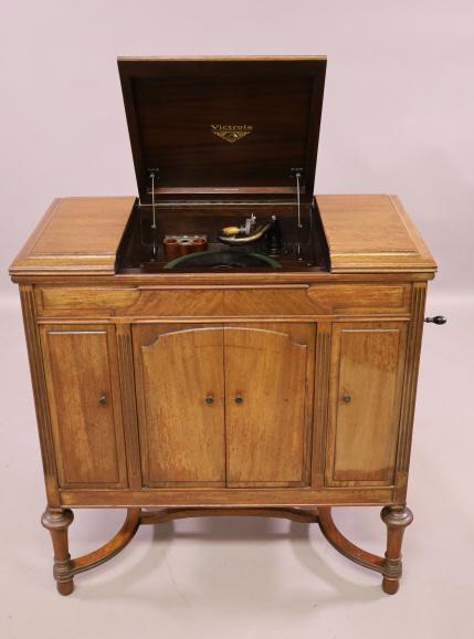 VICTOR FLOOR MODEL VICTROLA: VICTOR MODEL VV4-40. SER. 106928. WITH CRANK, WORKING. MINOR FINISH WEAR TO CASE. 36" W x 19" D x 37" H. THIS ITEM EXCEEDS SIZE LIMITATIONS FOR IN HOUSE SHIPPING.