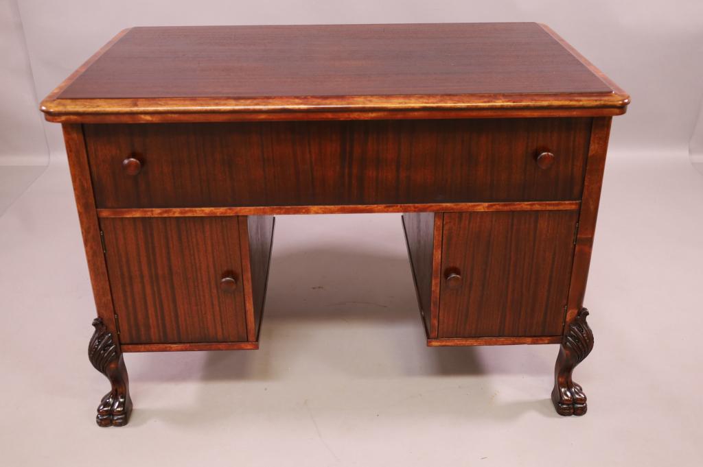 COLUMBIA GRAFONOLA REGENT: MAHOGANY CASED, CLAW FOOT, COLUMBIA GRAFONOLA VICTROLA DESK. CRANKS, BUT MOTOR DOES NOT SPIN. 46" W x 29" D x 31" H. THIS ITEM EXCEEDS SIZE LIMITATIONS FOR IN HOUSE SHIPPING.